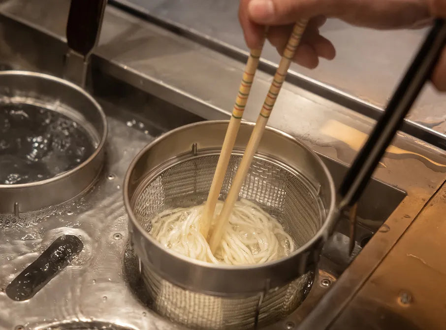 麺を茹でている様子